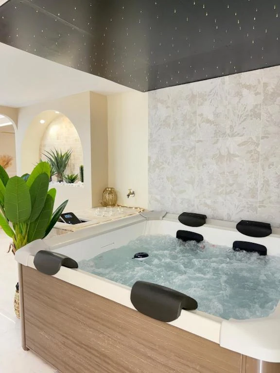 đ Que faire en couple en IsĂšre (38) ? Le guide ultime pour un week-end romantique entre montagnes, spa privatif et loveroom