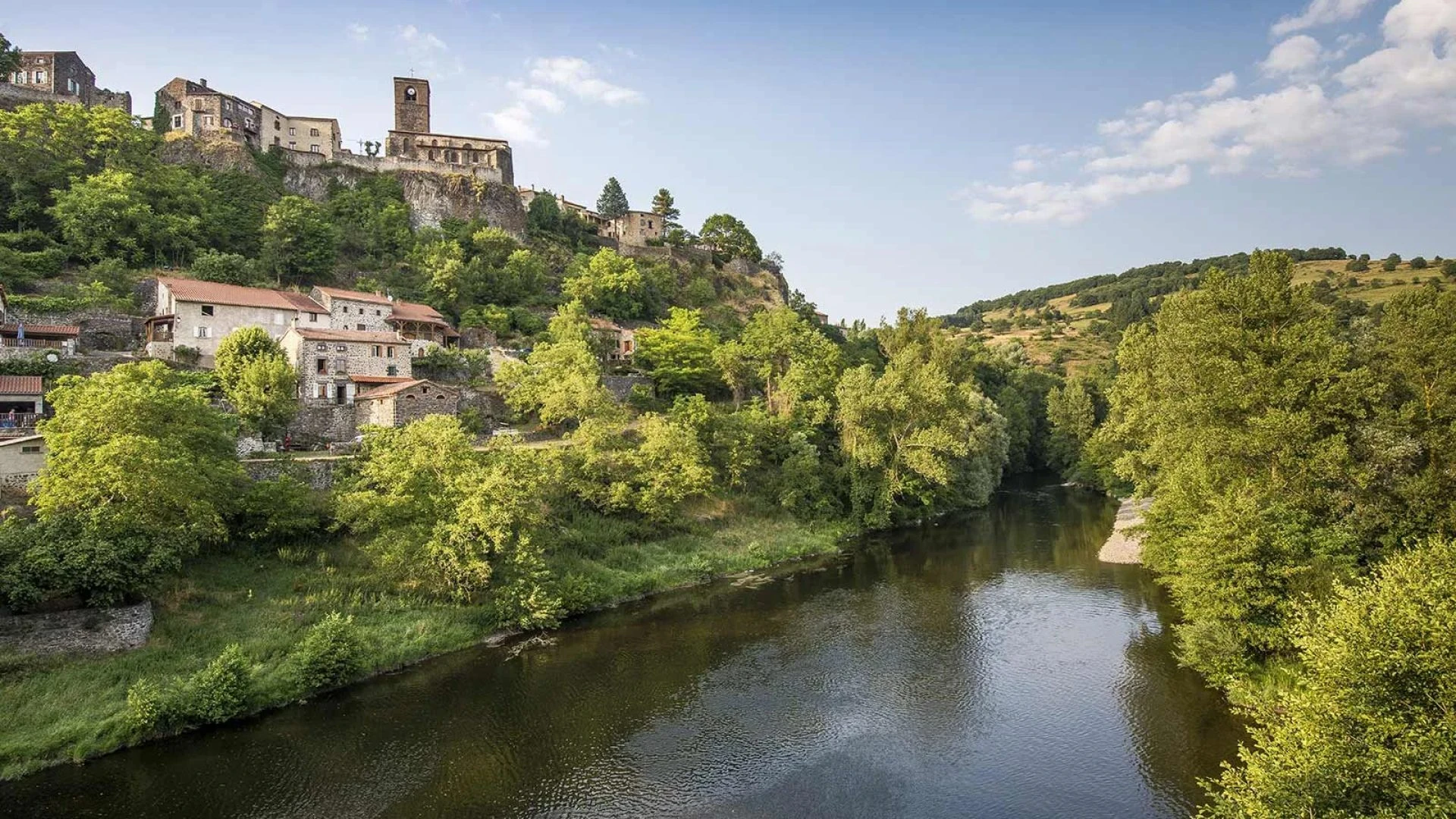 💞 Que faire en couple en Haute-Loire (43) ? Le guide romantique pour un week-end inoubliable entre nature sauvage, love room et spa privatif