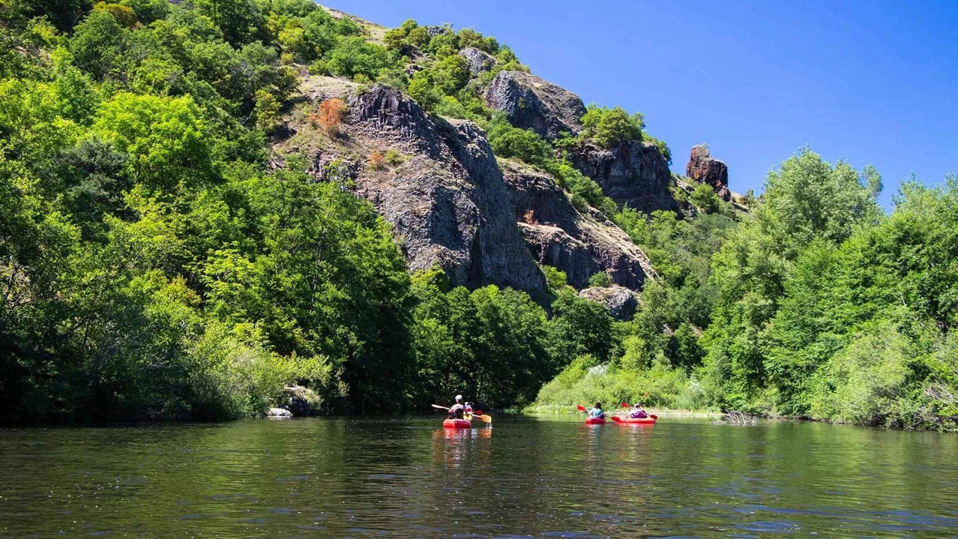 microaventure-gorges-allier-famille-canoe-1920x1080-f50_50 microaventure-gorges-allier-famille-canoe-1920x1080-f50_50