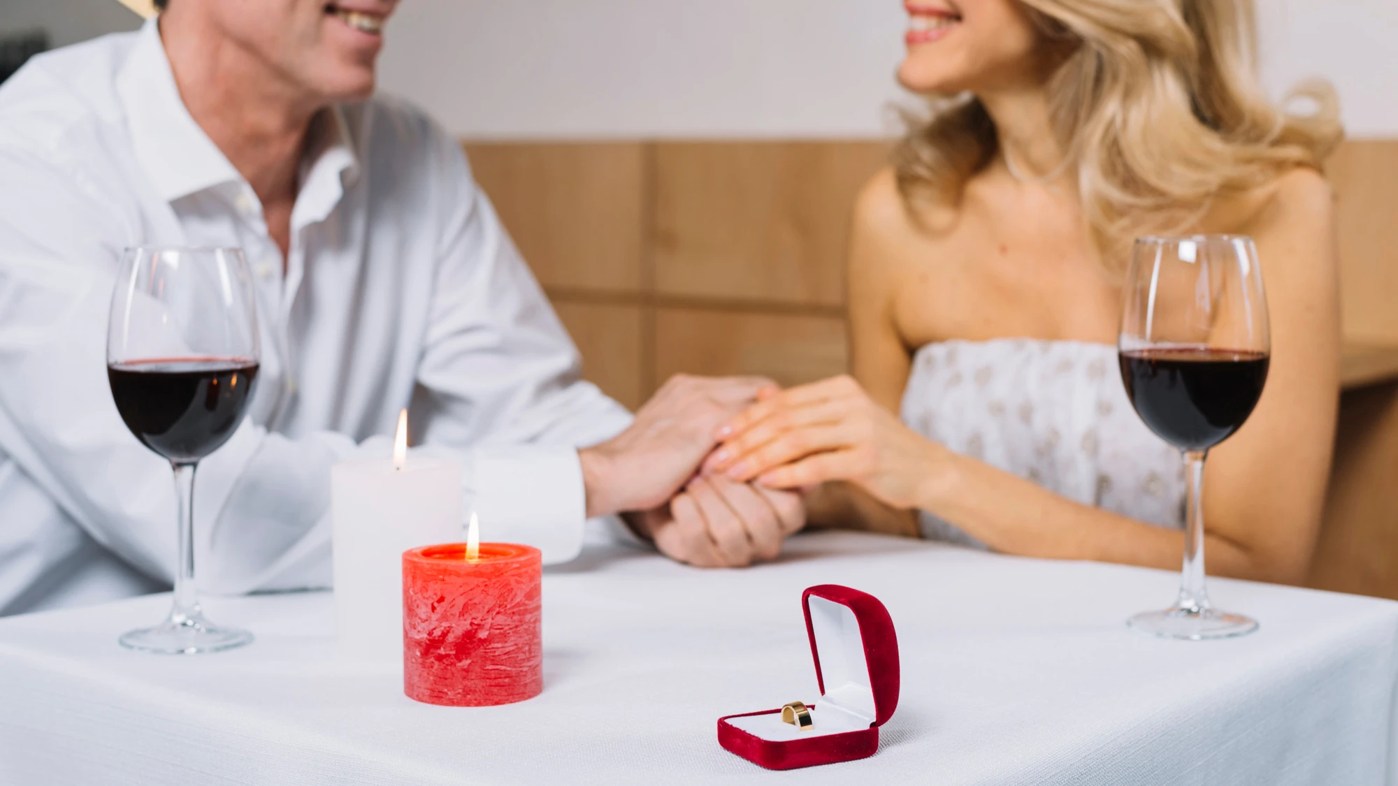 Réserver une Loveroom pour une Demande en Mariage : le nouveau lieu phare des couples en quête d’un week-end romantique