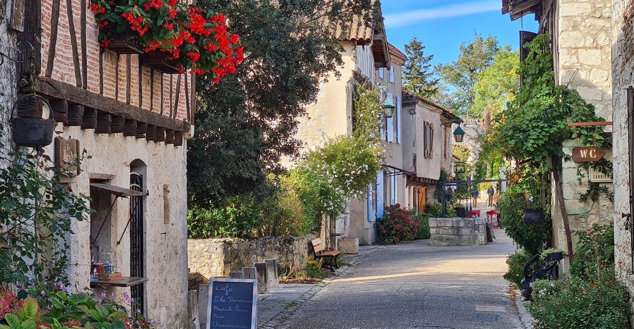 pujols-village-fleuri pujols-village-fleuri
