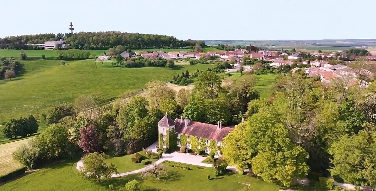Colombey-les-Deux-Églises_(_Haute-Marne_)_)_La_Boisserie_-_le_village_et_la_Croix_de_Lorraine