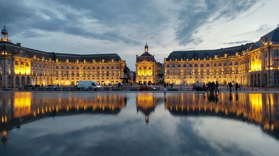 Que faire en couple à Bordeaux ? Le guide ultime pour un week-end romantique inoubliable dans une love room bordelaise