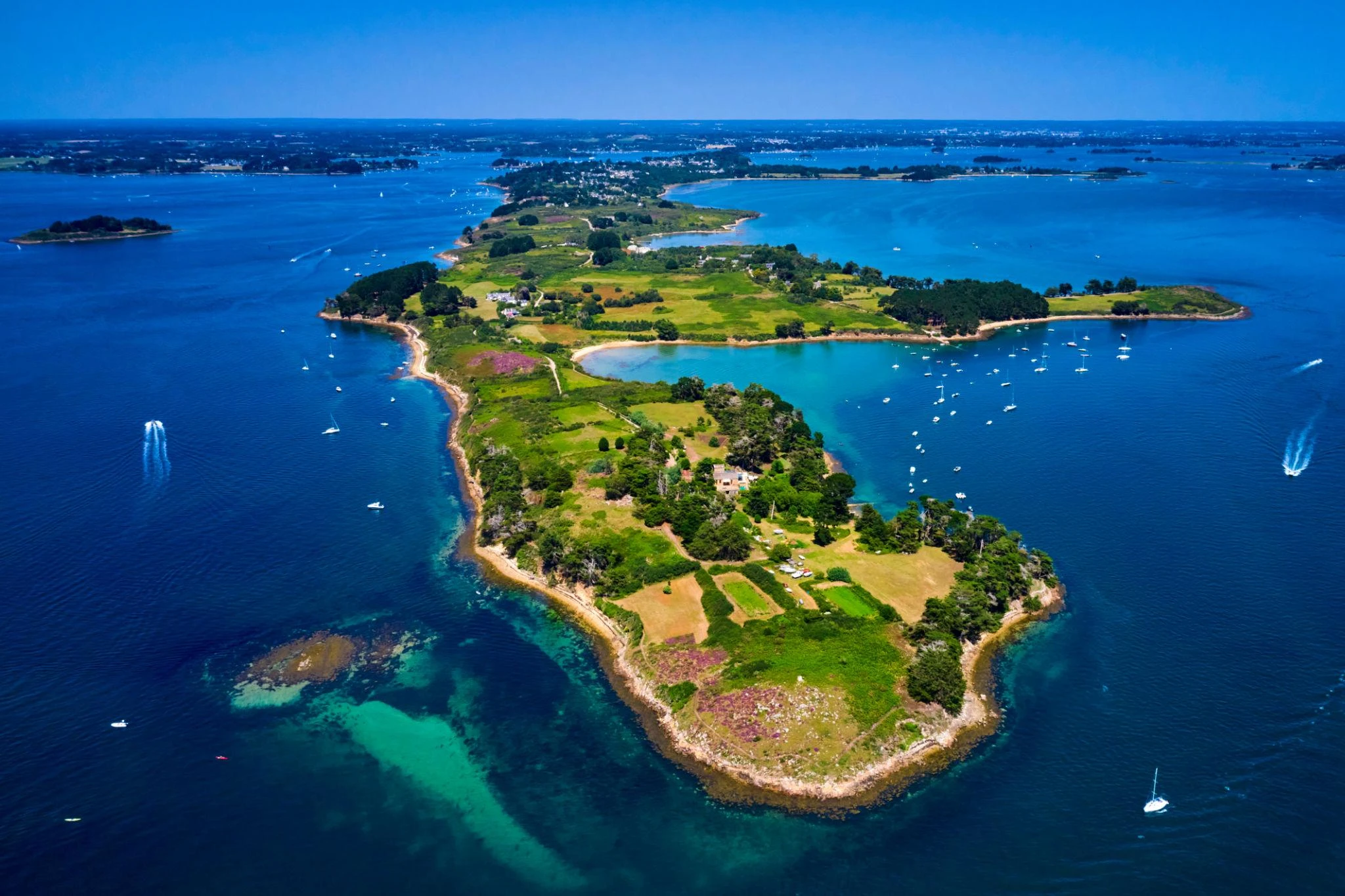 Que faire en couple dans le Morbihan (56) ? L’expérience romantique ultime entre nature, mer et love room 💙