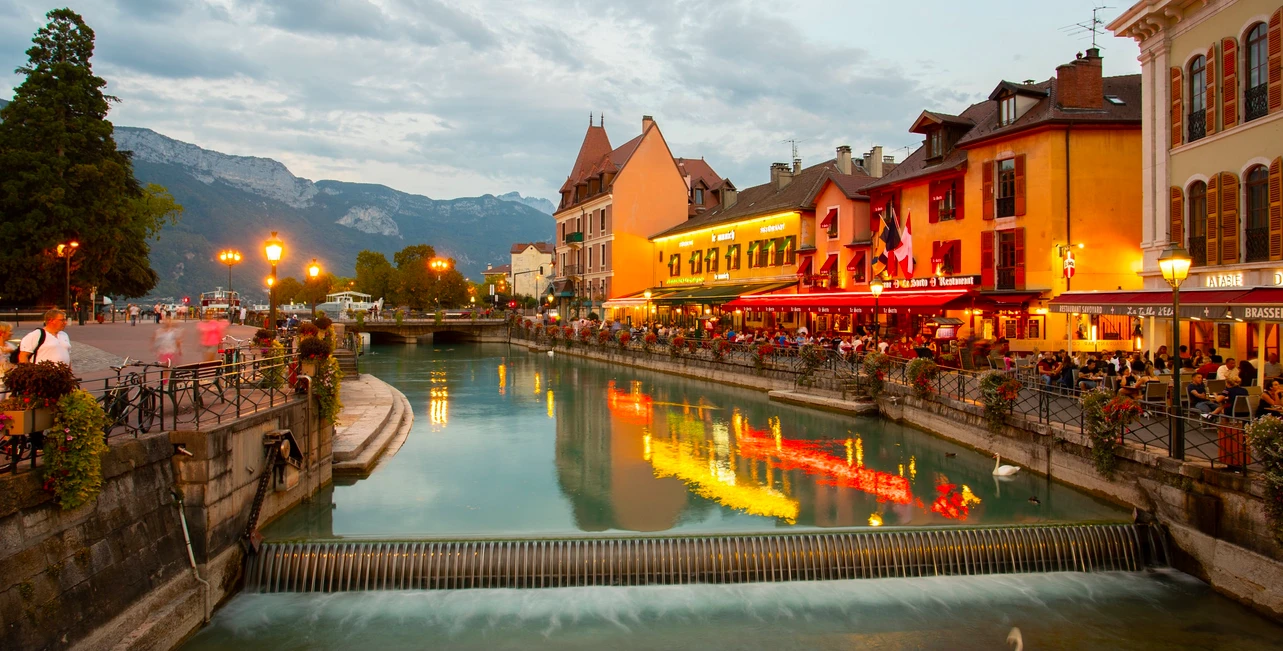 Les plus belles suites romantiques et love rooms avec jacuzzi privatif en Auvergne–Rhône-Alpes