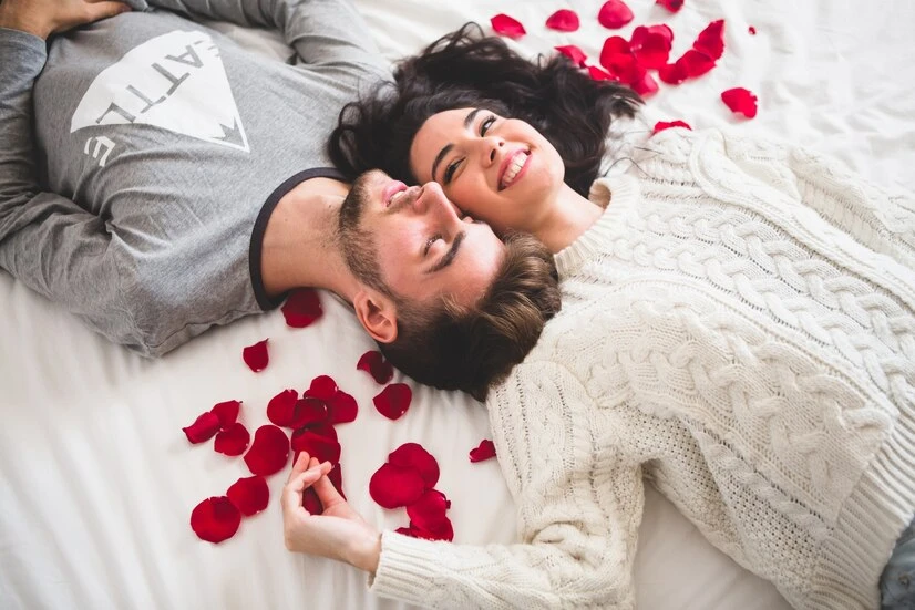 couple-couche-tete-lit-tete-entouree-petales-rose_23-2147595999 couple-couche-tete-lit-tete-entouree-petales-rose_23-2147595999