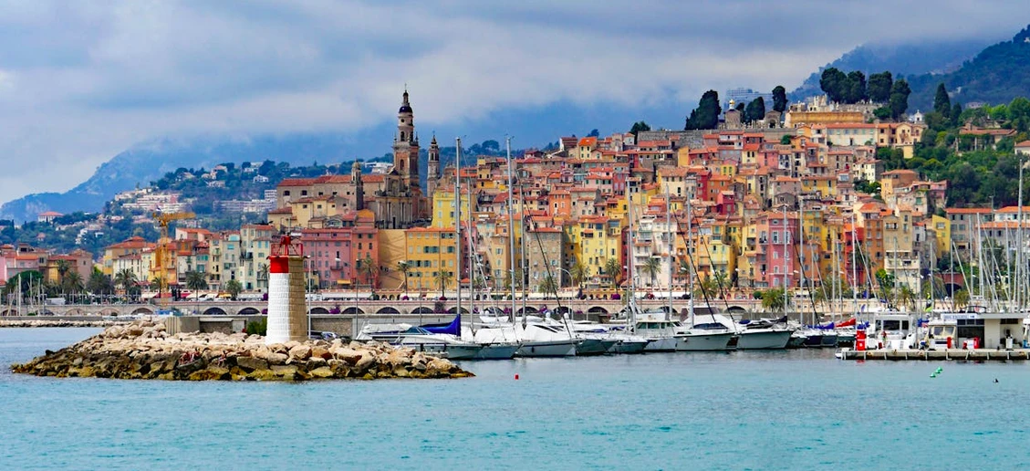 ✨ Sous le ciel azuré : Voyage romantique au cœur des Love Rooms des Alpes-Maritimes