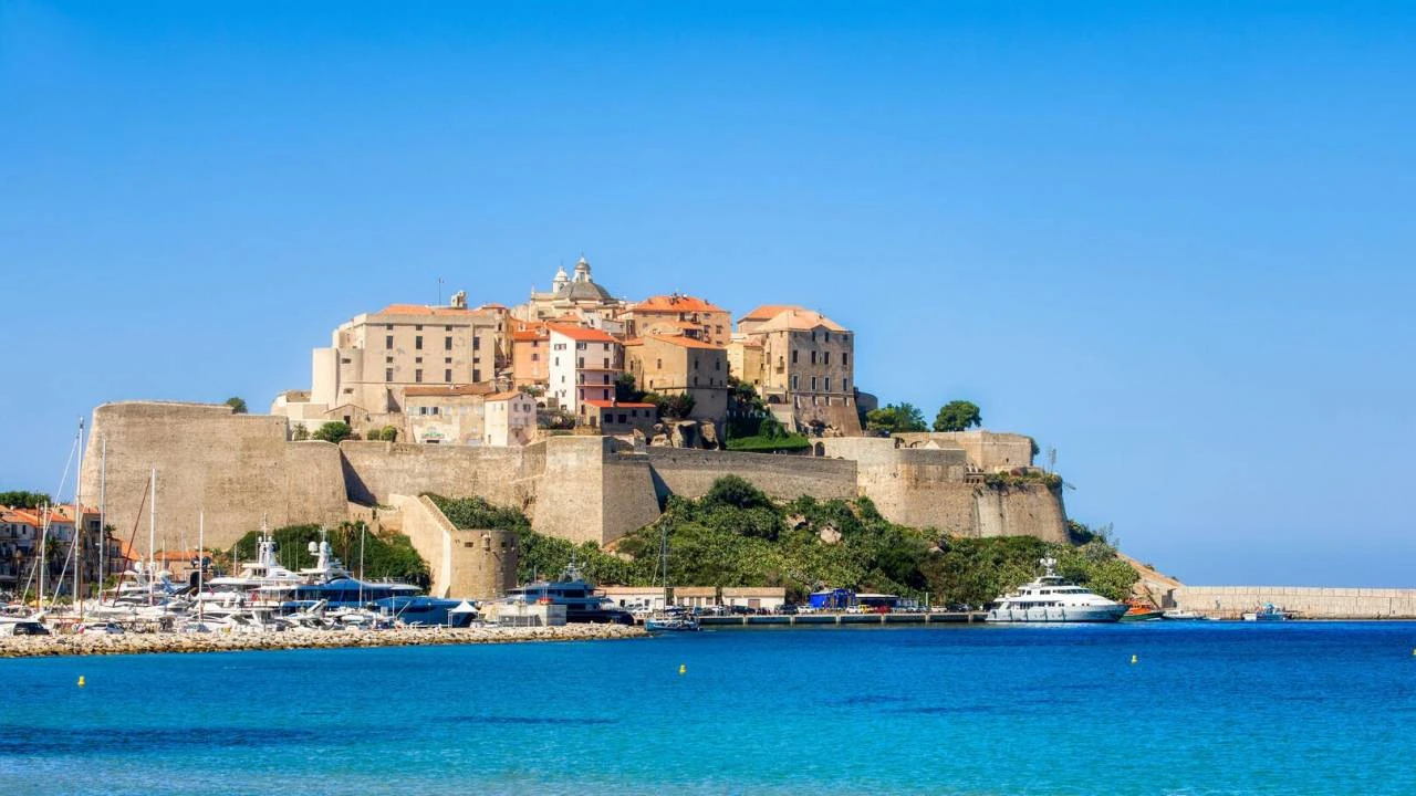 đ Haute-Corse (2B) : la destination secrĂšte pour un week-end romantique en love room avec jacuzzi privatif