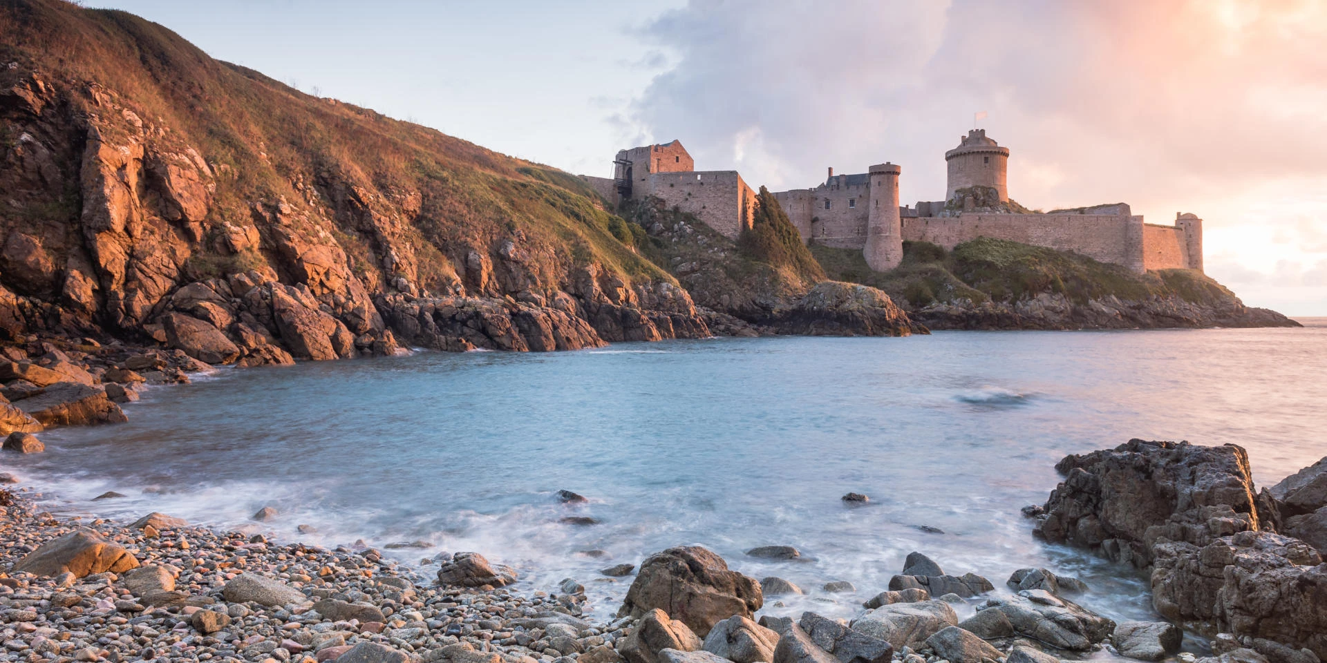 💞 Love Room dans les Côtes-d’Armor (22) : week-end romantique, jacuzzi privatif et escapade intime entre mer sauvage et légendes bretonnes