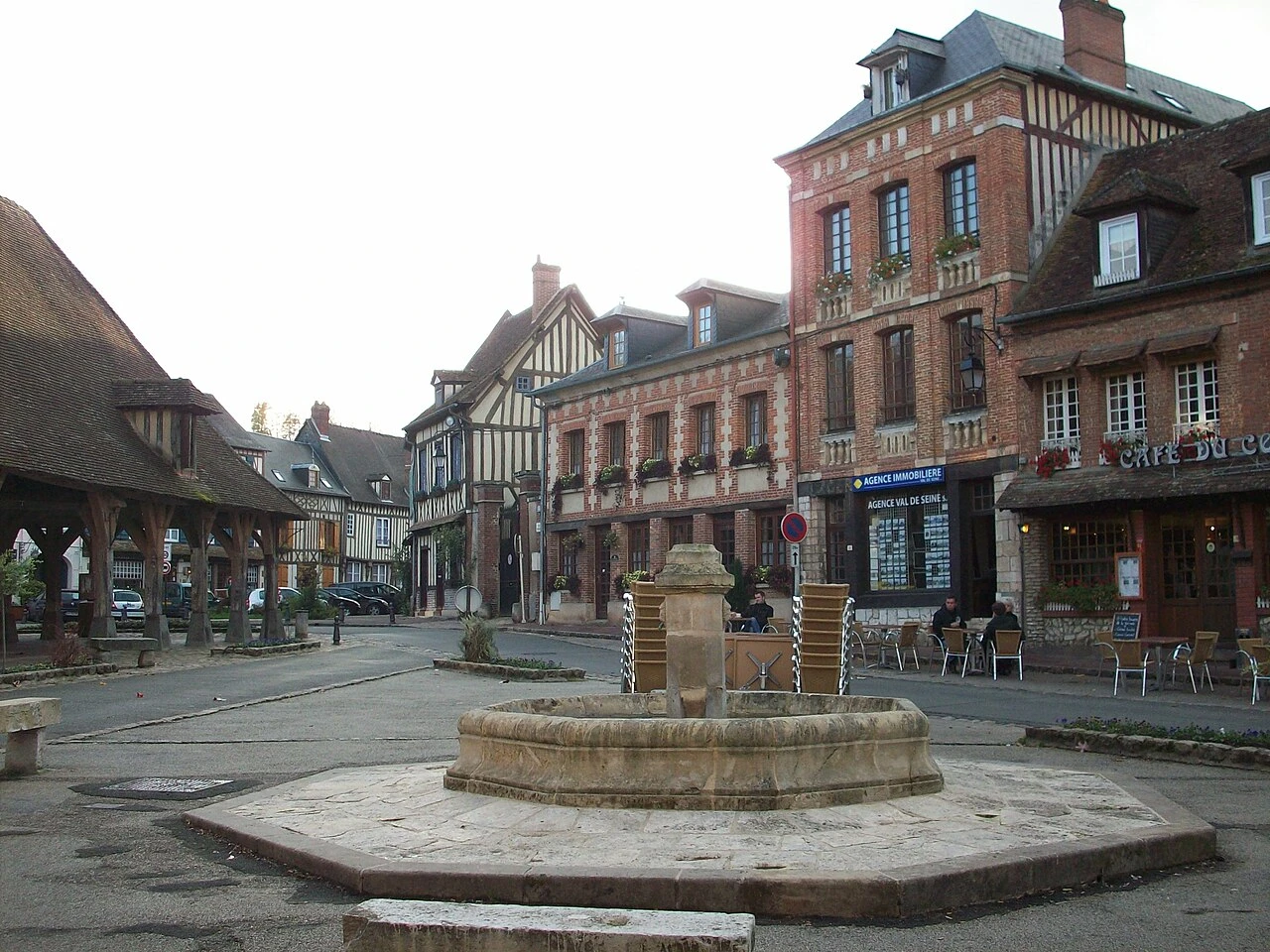 Place_de_Lyons-la-ForeÌt Place_de_Lyons-la-ForeÌt