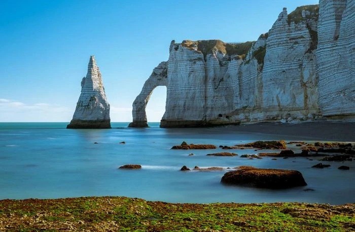 Offrez-vous-une-balade-a-Etretat-lors-de-vos-vacances-en-Normandie-et-admirez-ses-majestueuses-falaises Offrez-vous-une-balade-a-Etretat-lors-de-vos-vacances-en-Normandie-et-admirez-ses-majestueuses-falaises